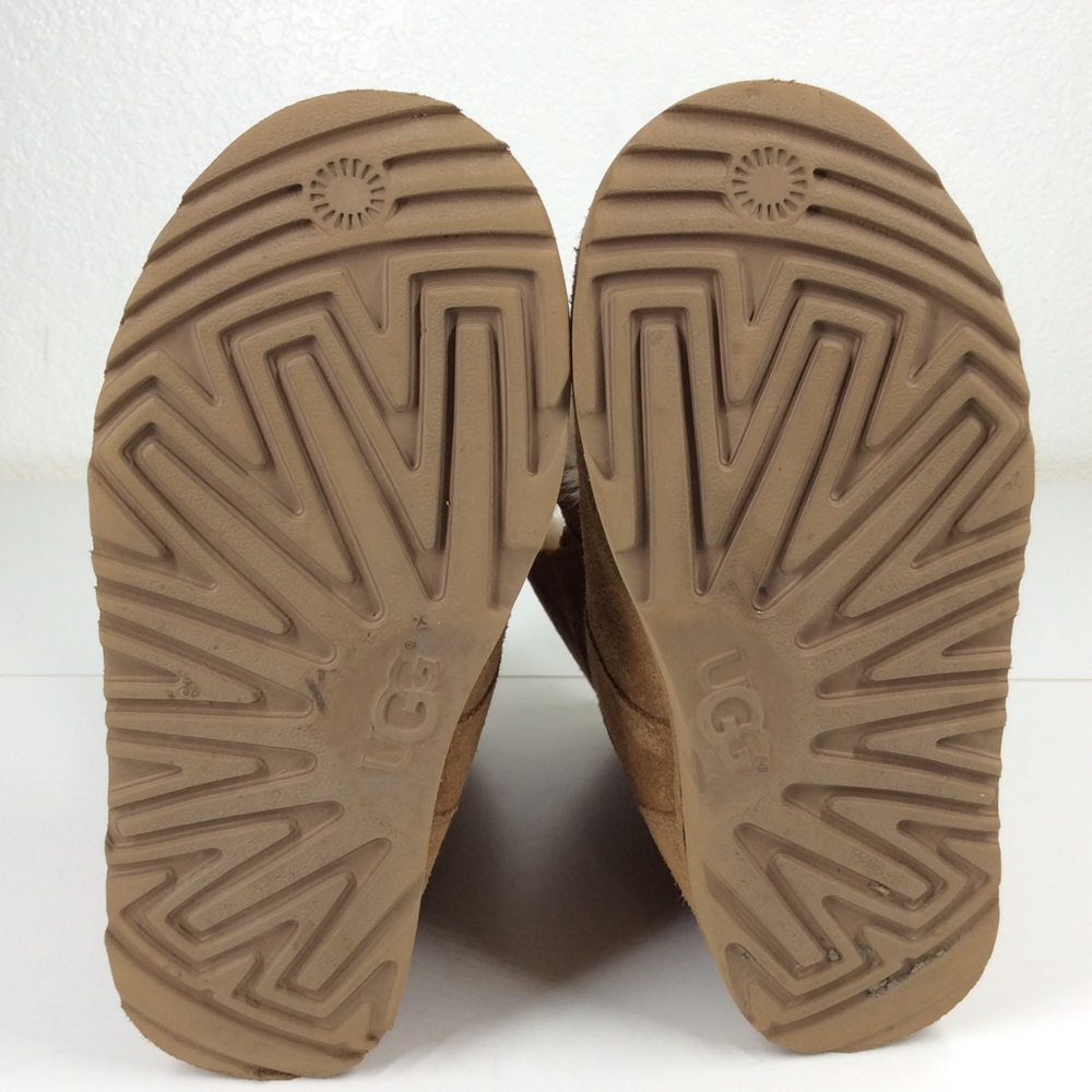 UGG Kids' Isley boots with removable pom pom - Picture 10 of 14